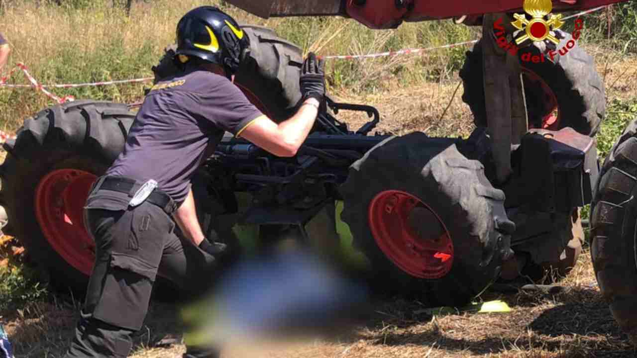Trattore ribaltato, vigile del fuoco al lavoro
