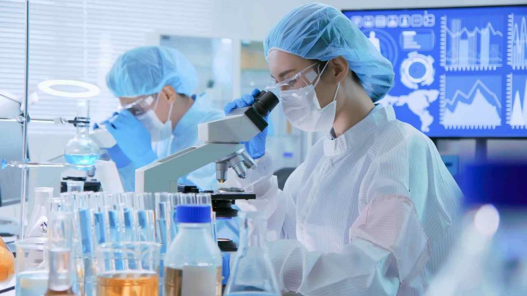 Scienziato in laboratorio