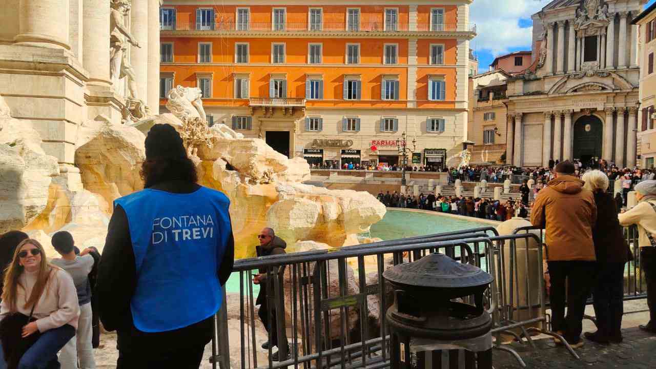 Fontana di Trevi transenne inverno foto Fab