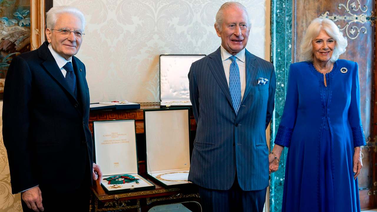 II Presidente della Repubblica Sergio Mattarella con le Loro Maestà il Re Carlo III e la Regina Camilla
