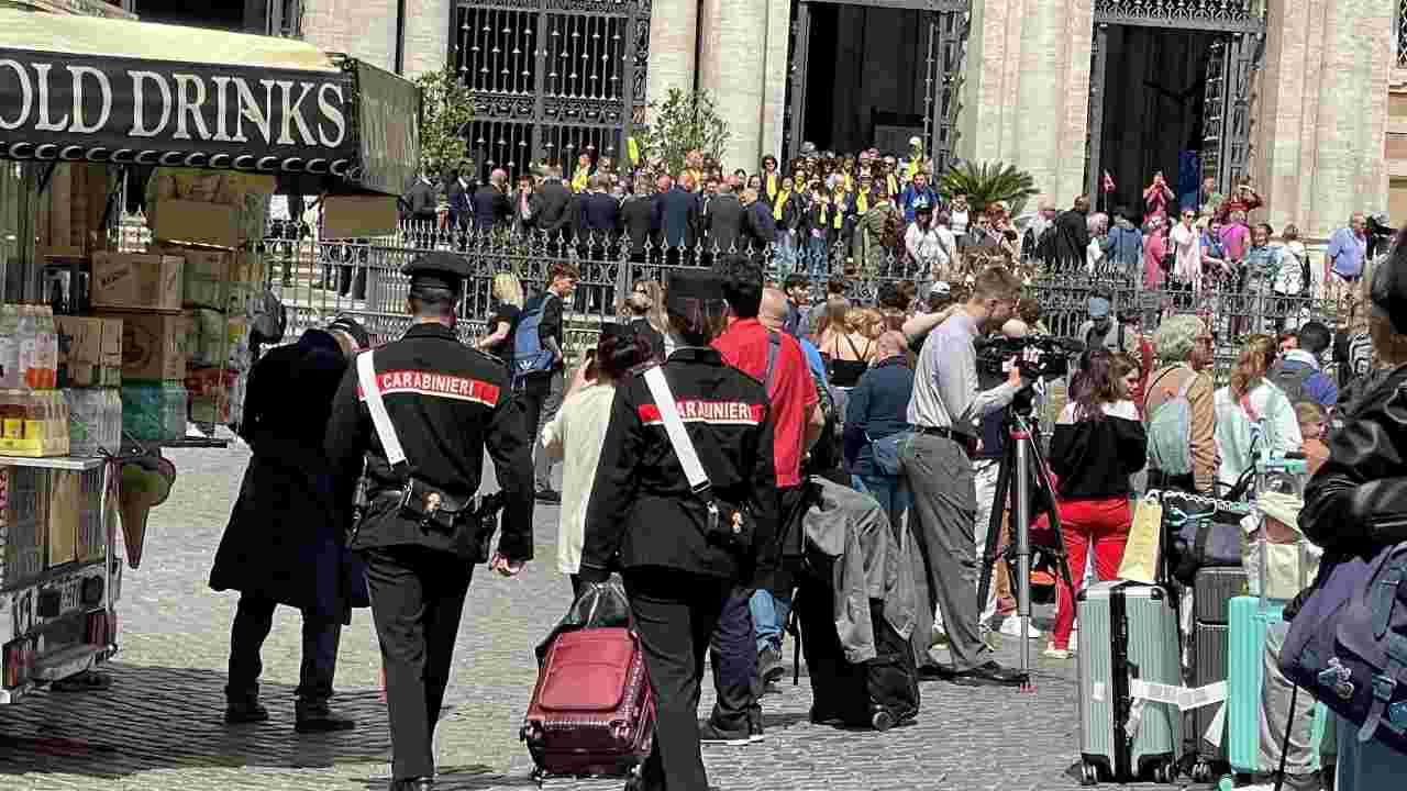 Controlli dei Carabinieri contro furti e borseggi occasione eventi che precedono esequie Santo Padre