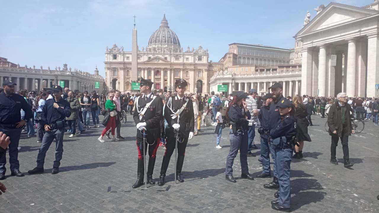 Piazza San Pietro, Carabinieri e Polizia