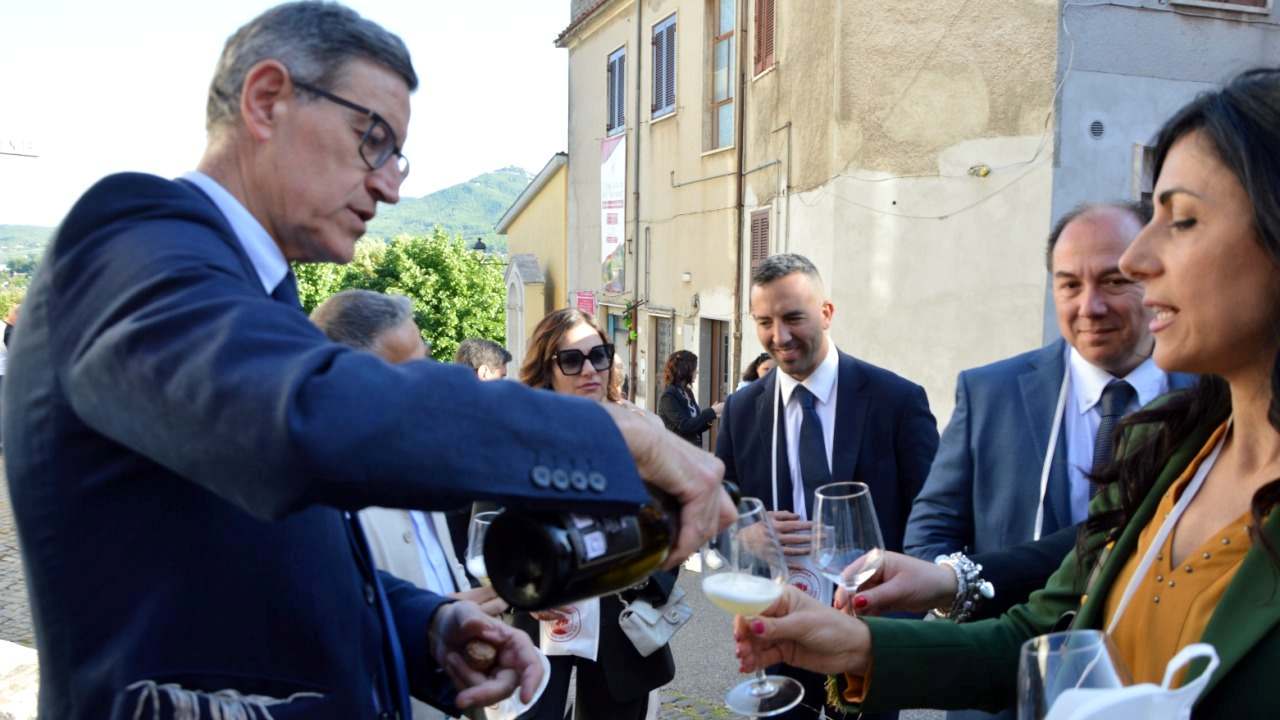 Il sindaco di Colonna Fausto Giuliani serve la bollicina