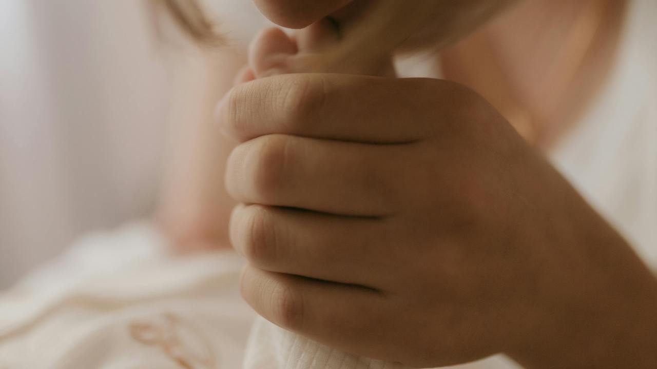 Mano di bambino, Mamma, pexels, alexander mass