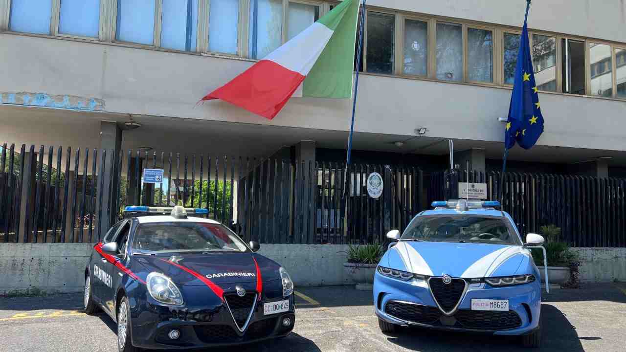 Carabinieri e agenti di Polizia di Stato intervenuti nell'operazione