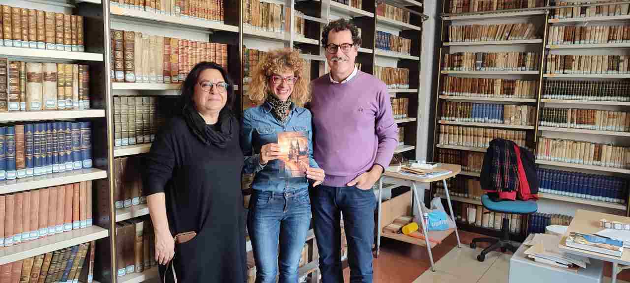 Silvana Di Liberto tiene in mano il suo libro all'Università di Palermo