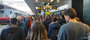 Pendolari alla stazione Termini di Roma