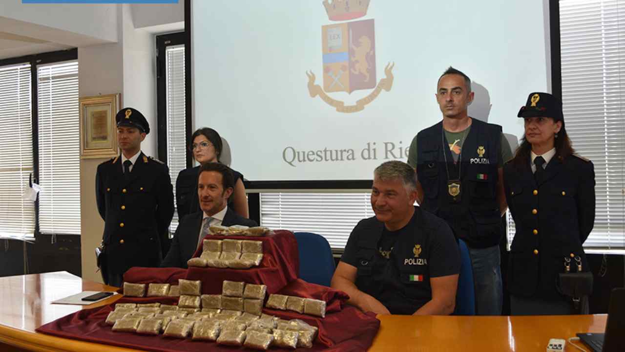 Panetti di hashish sequestrati dalla Polizia
