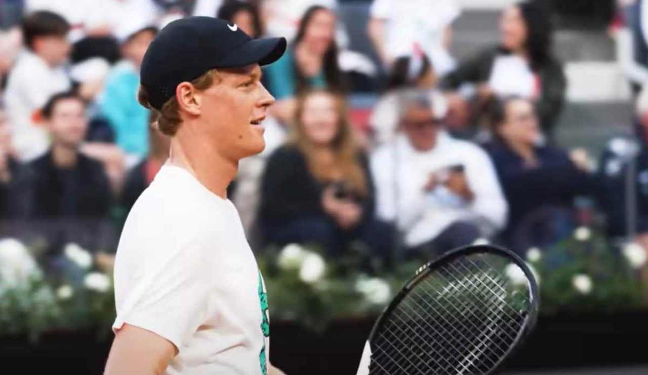 Sinner durante gli allenamenti a Wimbledon