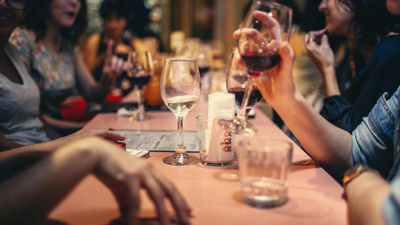 Ragazze che bevono in un locale, pexels, helenalopes