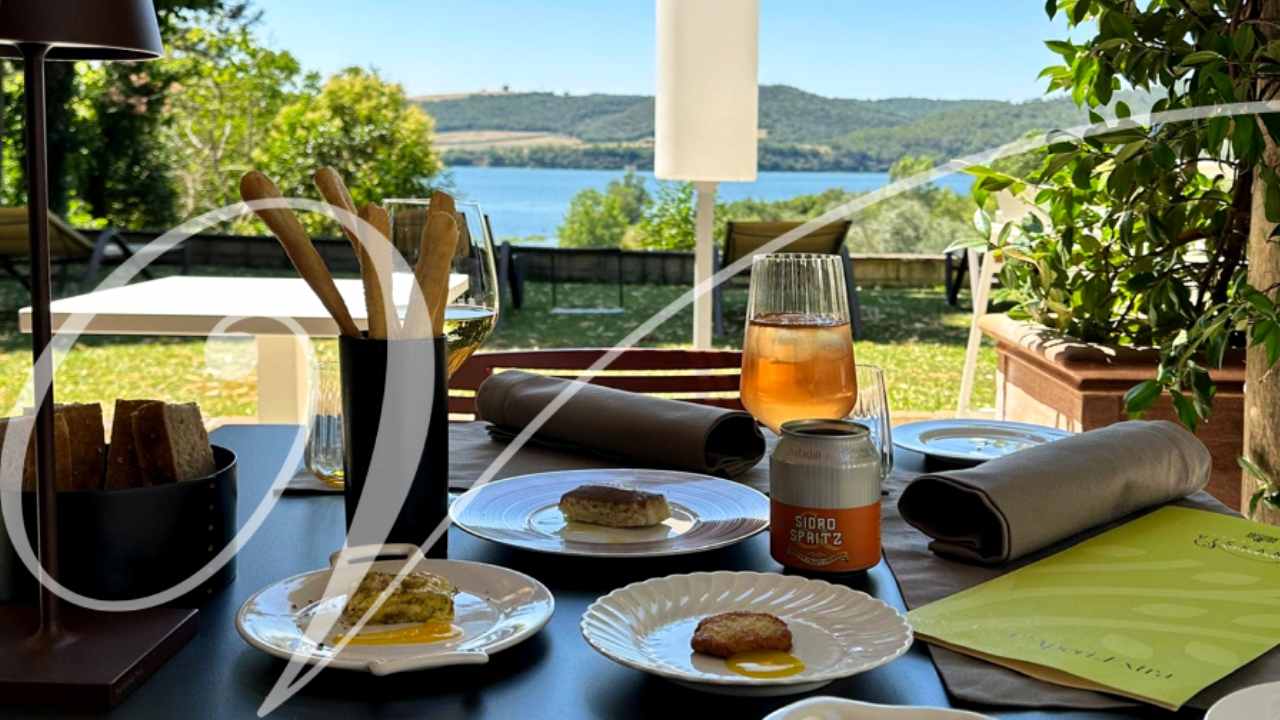 Tavola imbandita di cibo vista lago