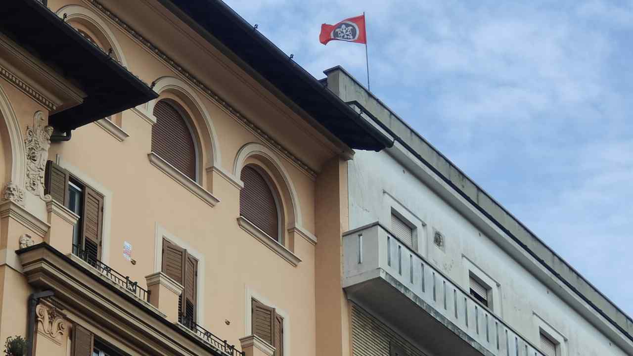 Bandiera con la tartaruga stilizzata, simbolo del movimento politico CasaPound