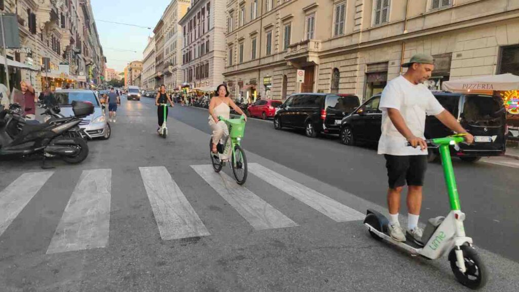 Roma, Via Cavour, persone su monopattini elettrici