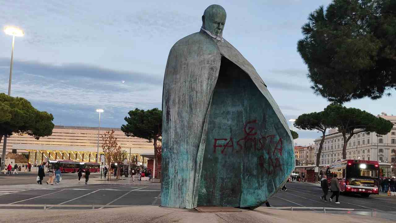 Statua di Papa Wojtyla deturpata con scritta offensiva