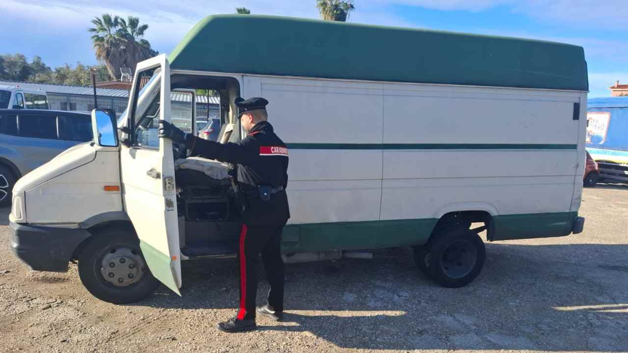 Velletri, il furgone sequestrato dai carabinieri