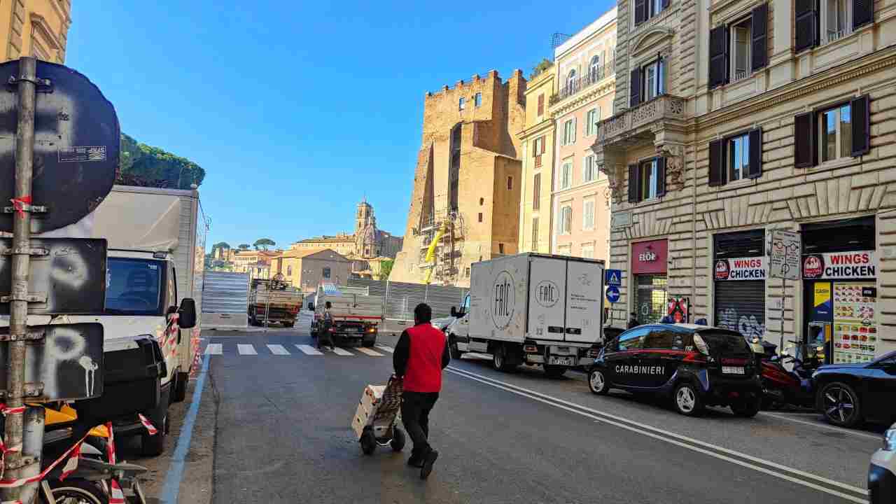 Via Cavour, sul lato destro, in fondo alla strada, la Torre dei Conti