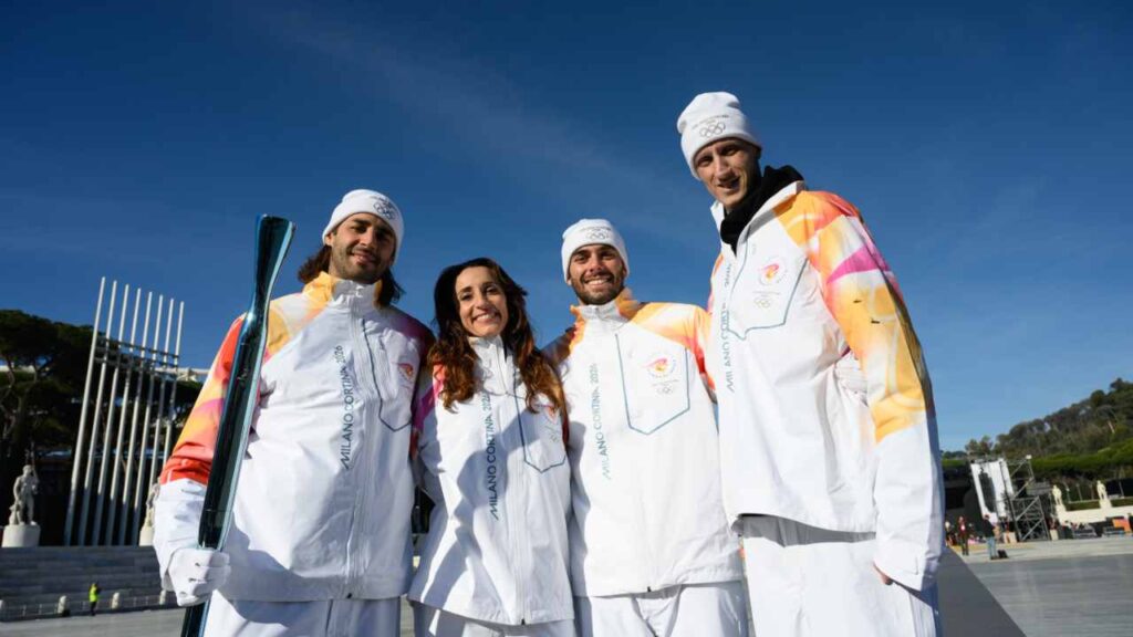 4 tedofori inizio viaggio fiamma olimpica