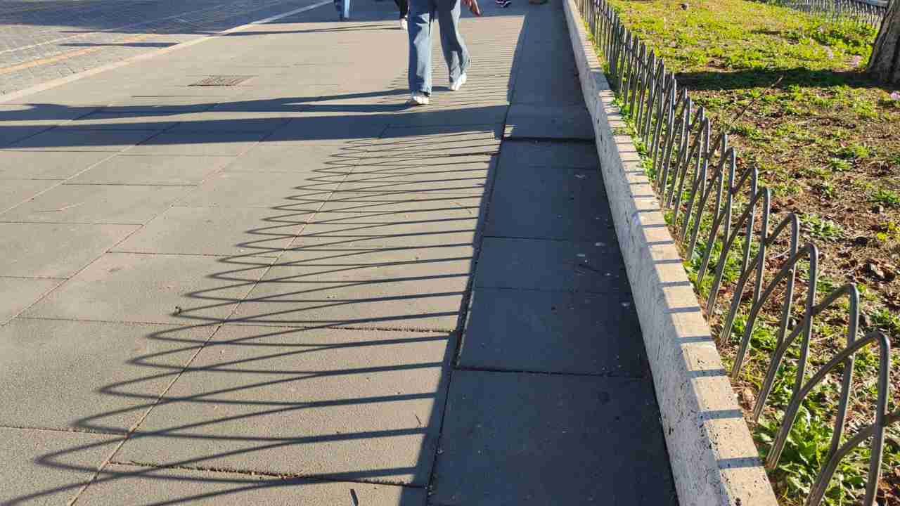 Marciapiede sconnesso in via dei Fori Imperiali