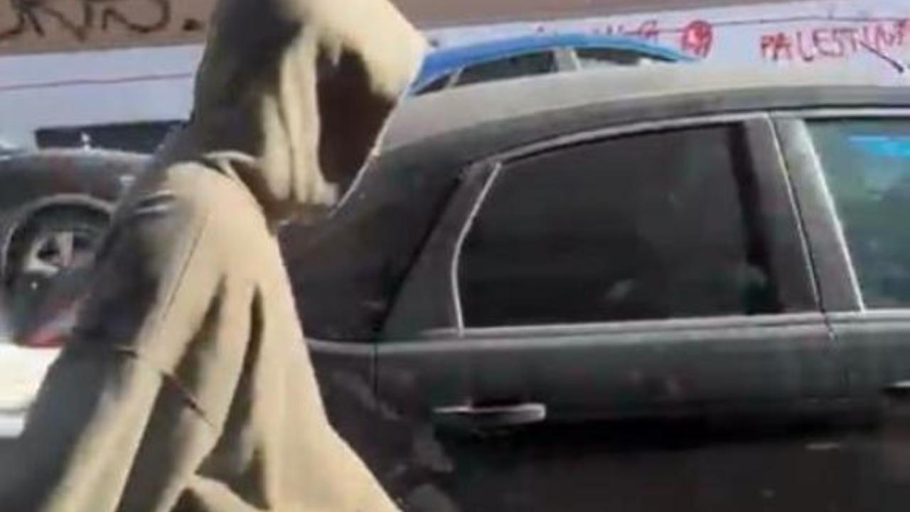 L'aggressore ripreso da un telefono a San Lorenzo