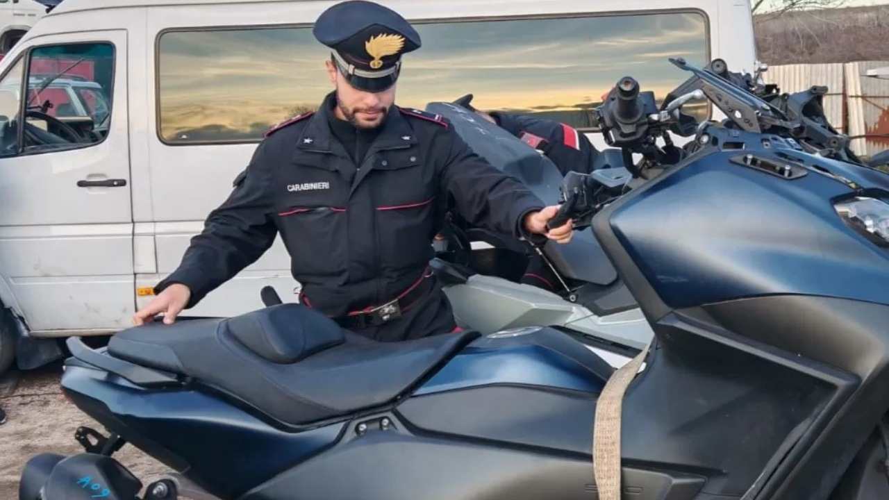 Carabinieri sequestrano moto e auto