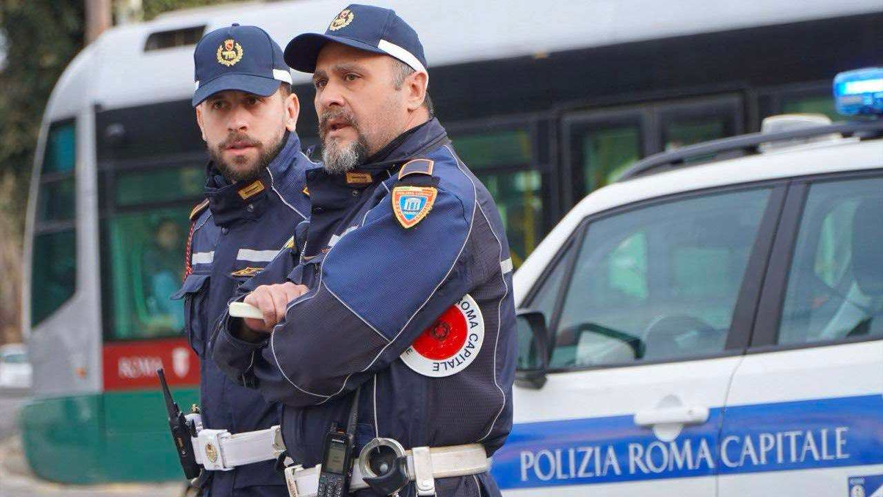 Polizia Roma Capitale con vettura