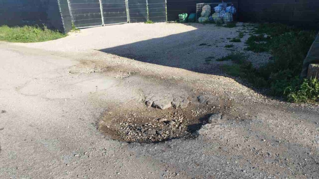 Aprilia, zona Selciatella: strade dissestate