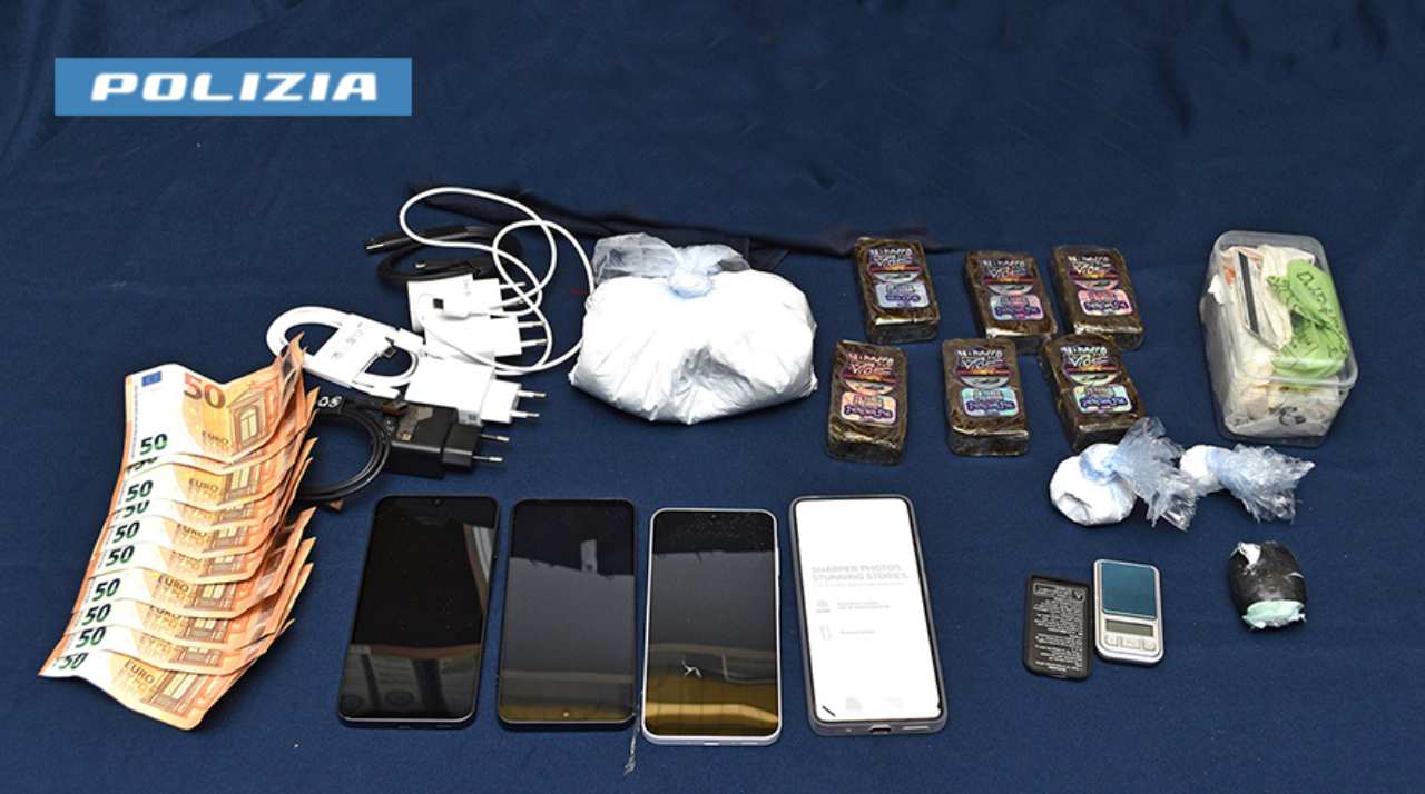 Droga e cellulari sequestrati