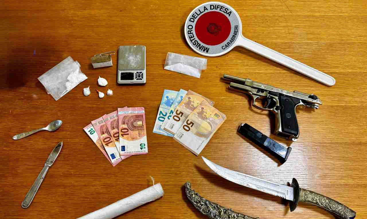 materiale sequestrato dai Carabinieri