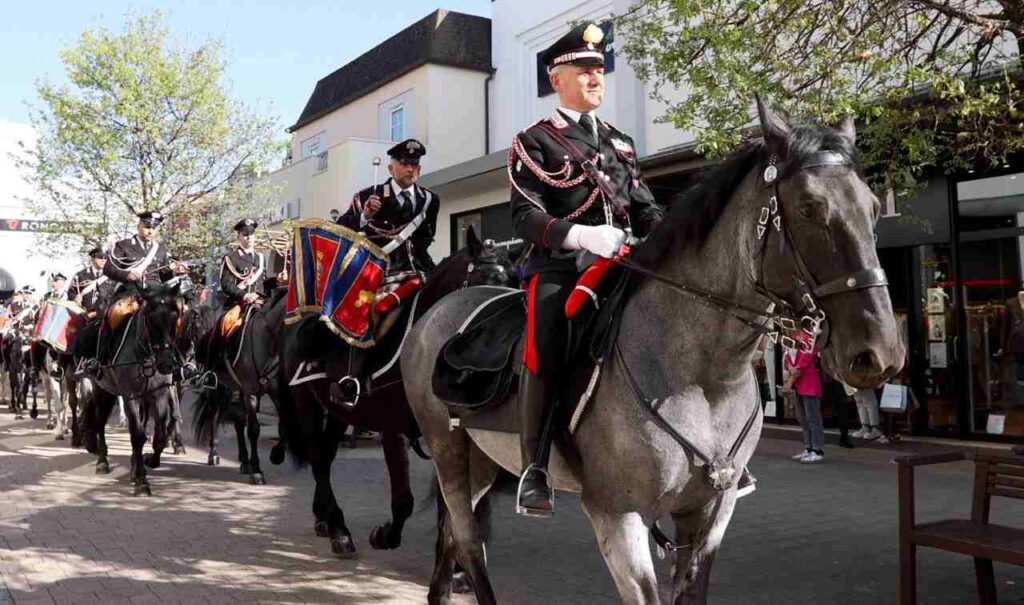 Fanfara dei Carabinieri a Cavallo all'Outlet di Valmontone