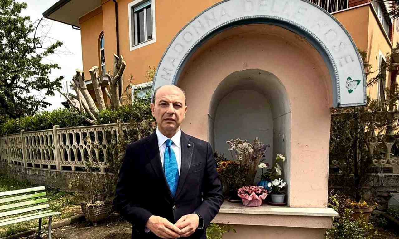Il sindaco di Frosinone Riccardo Mastrangeli davanti alla cappella della Madonna delle rose