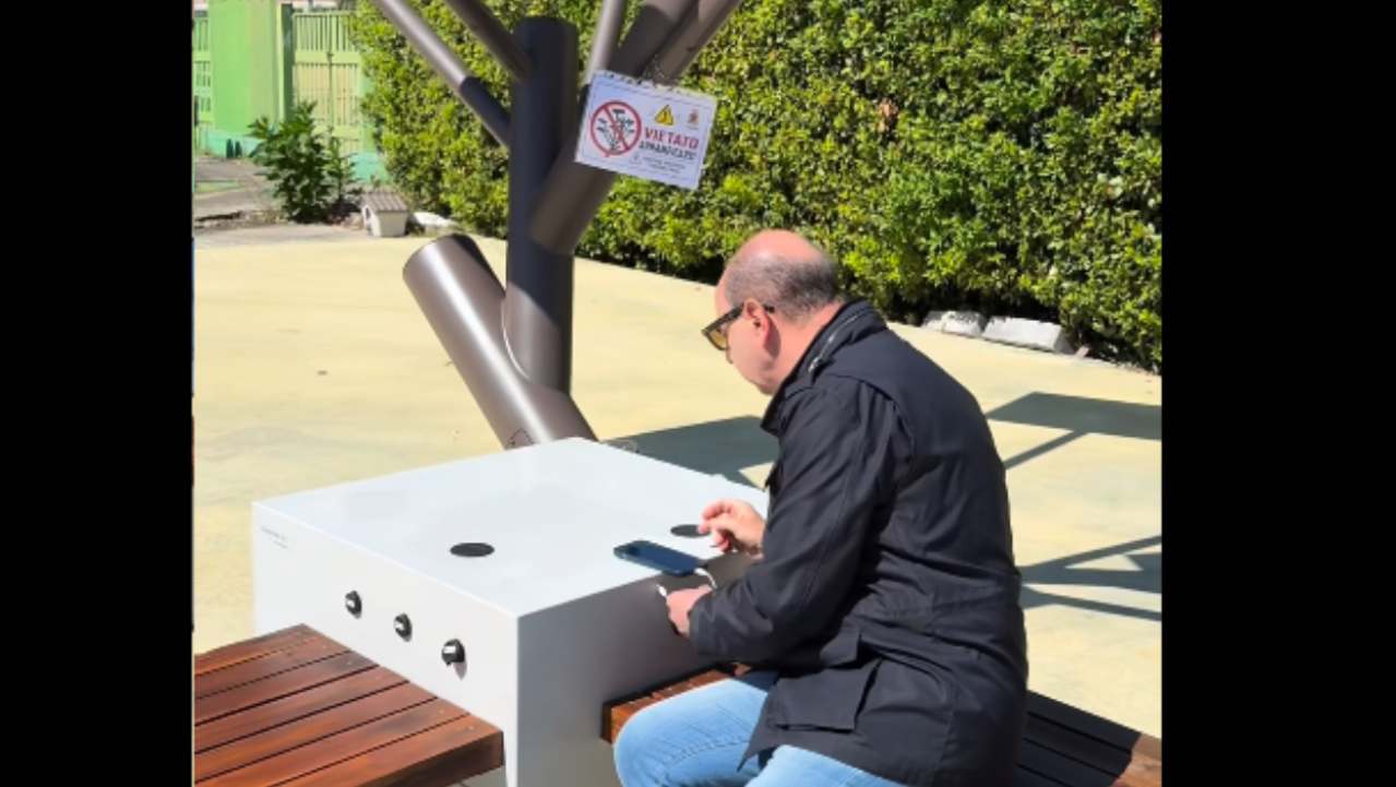 Il sindaco di Frosinone presenta l'albero tecnologico