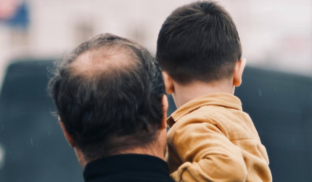 Papà con bambino in braccio