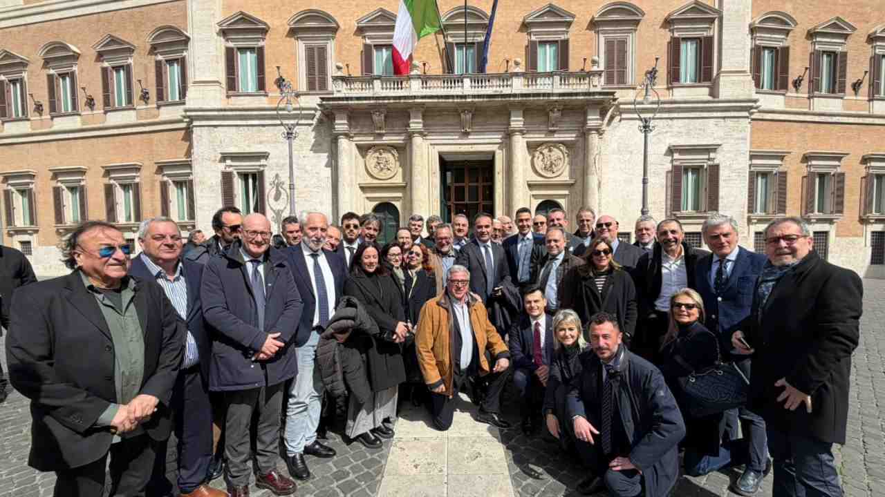 Vannacci (sullo sfondo) e il Movimento di Gianni Alemanno