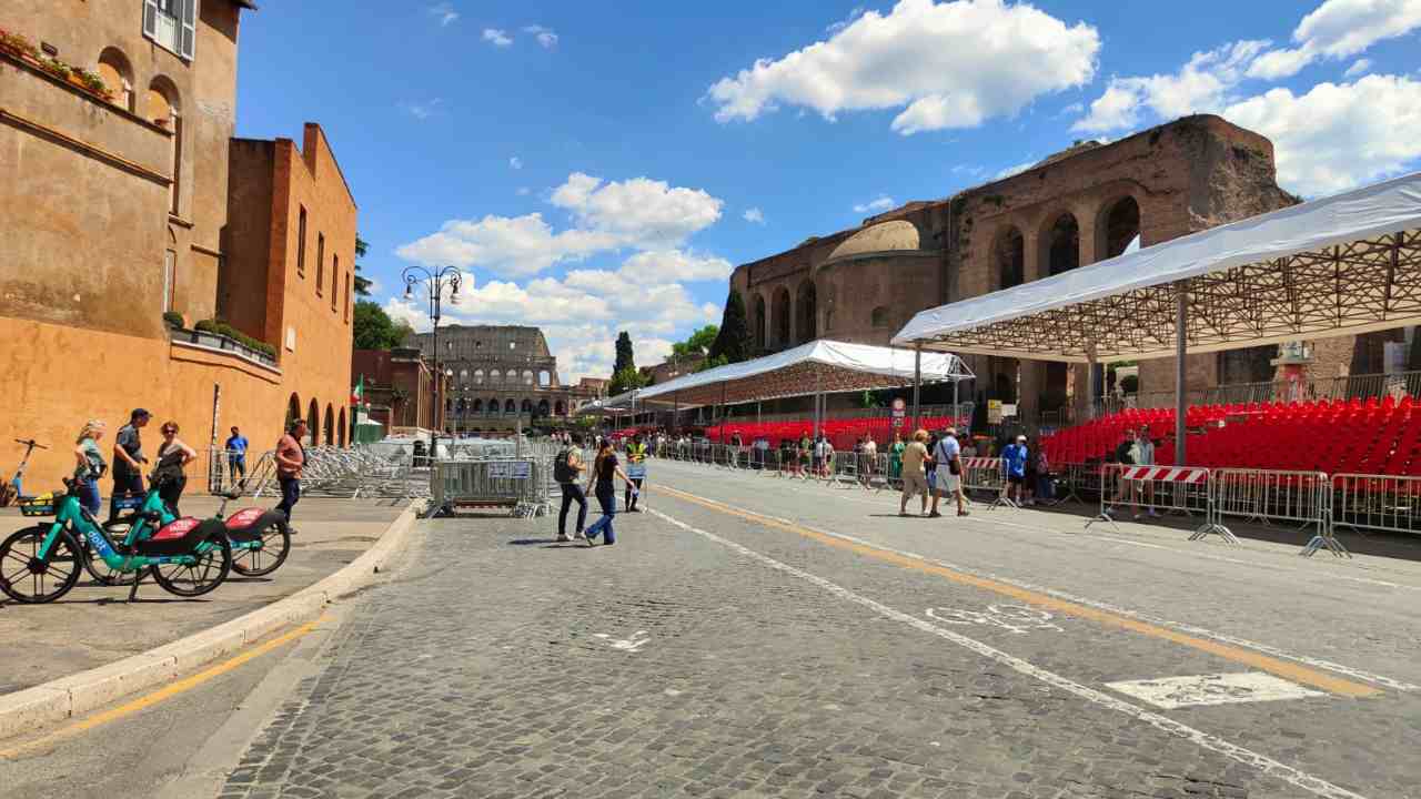 Via dei Fori Imperiali, tribune per parata 2 giugno