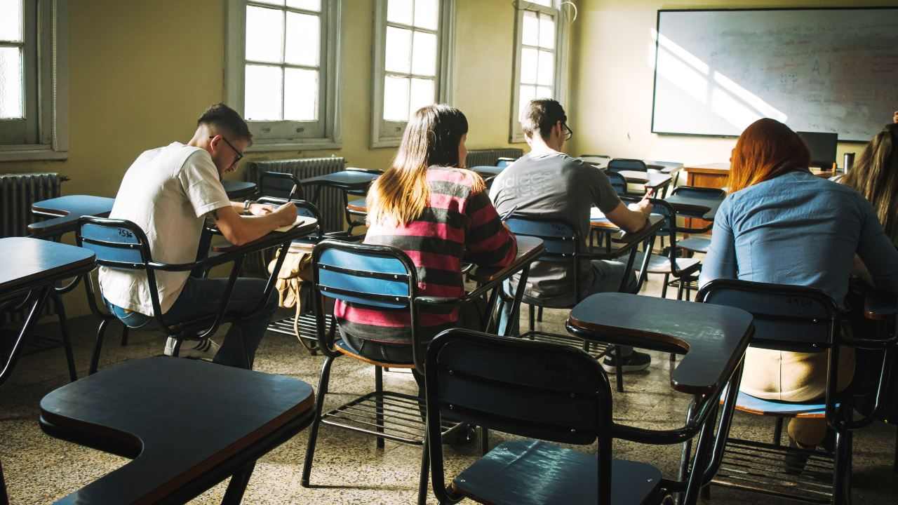 Studenti in classe agli esami, pexels kari alfonso