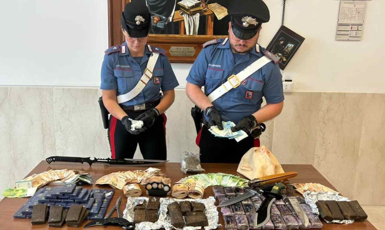 Velletri, il materiale rinvenuto e sequestrato dai Carabinieri