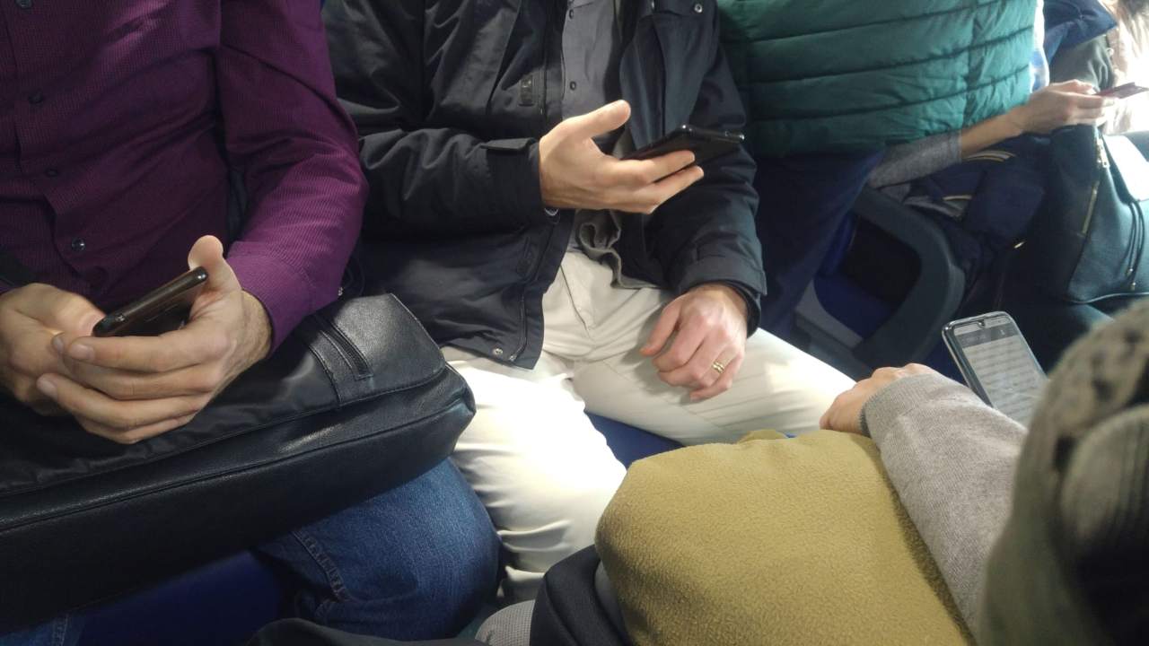 Pendolari in viaggio su un treno regionale, in spazi ristretti