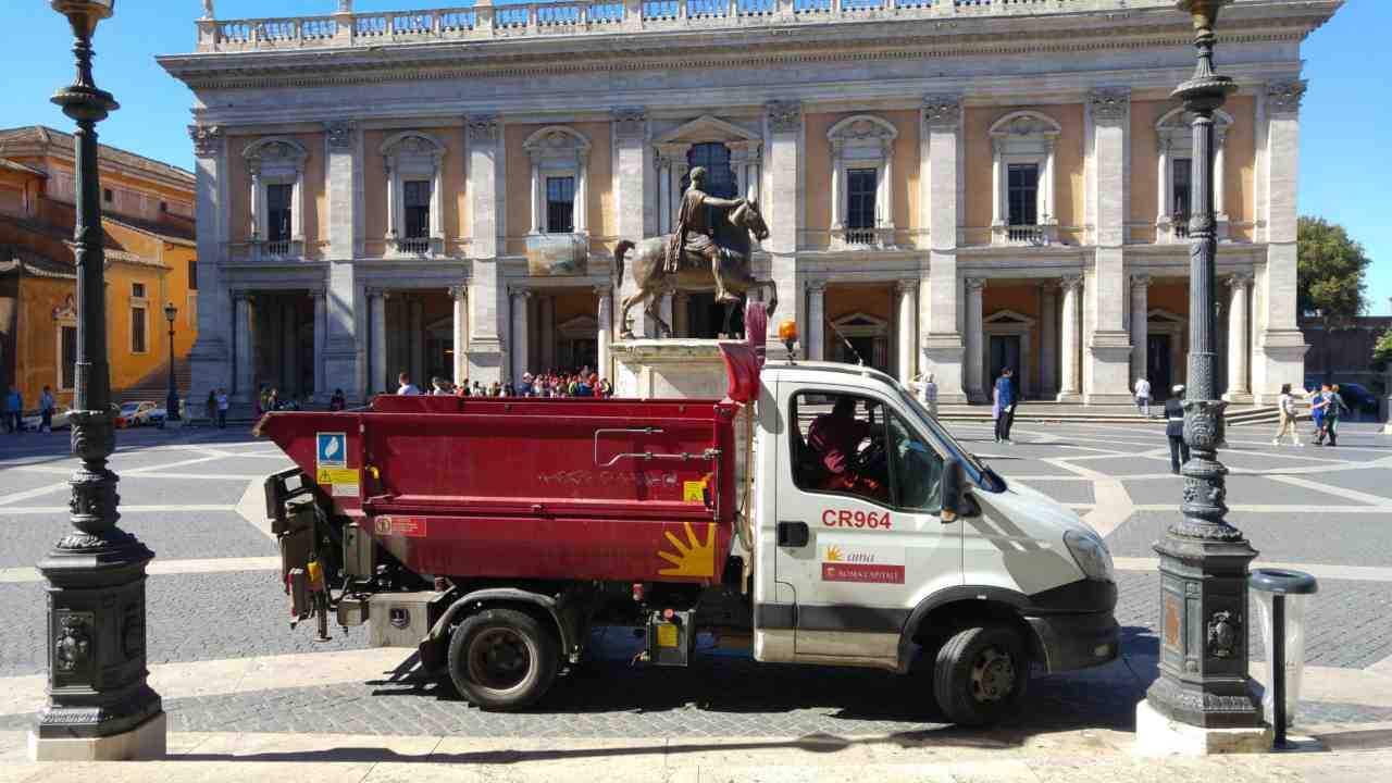 Autocarro compatto Ama per la raccolta dei rifiuti, in piazza del Campidoglio a Roma