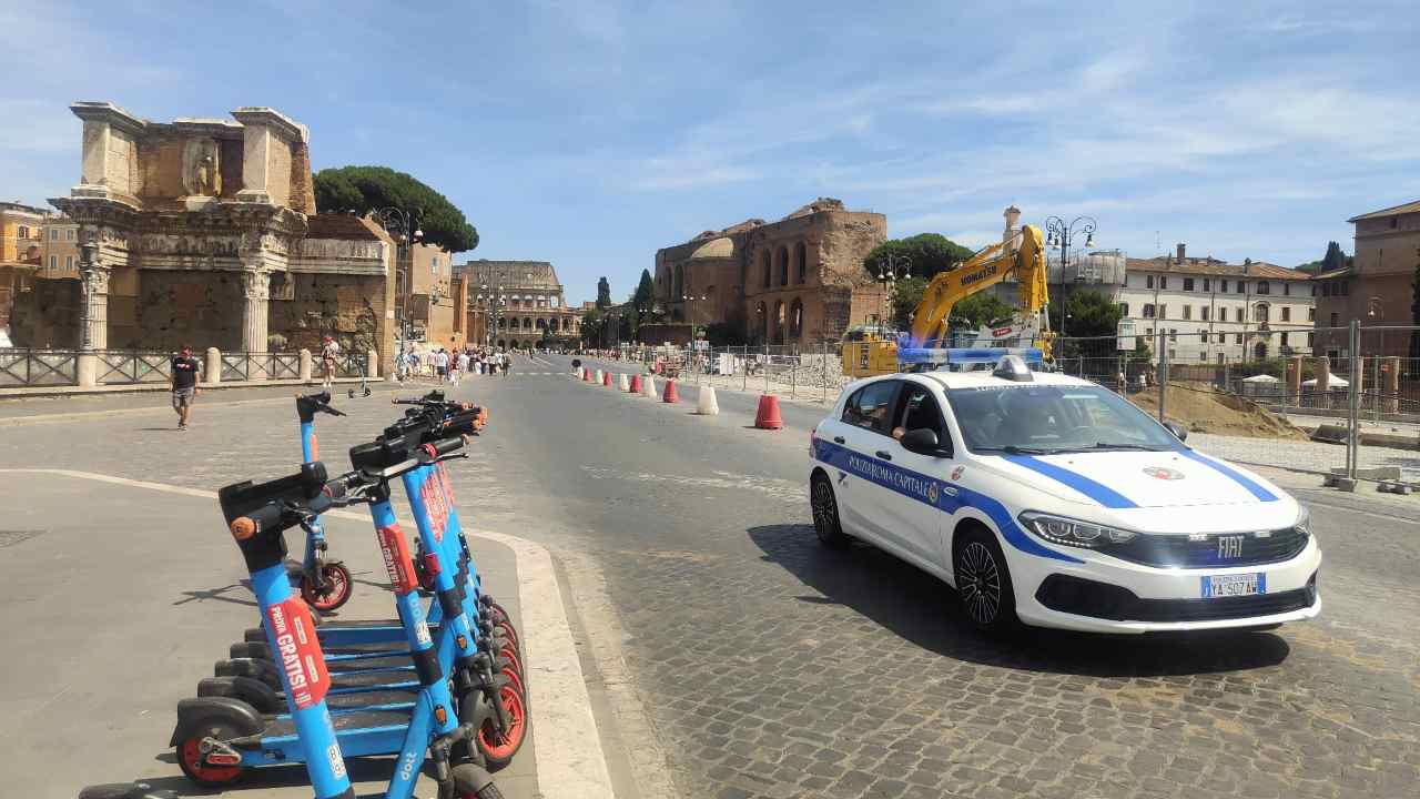 Via dei Fori Imperiali, auto della Polizia di Roma Capitale, cantieri
