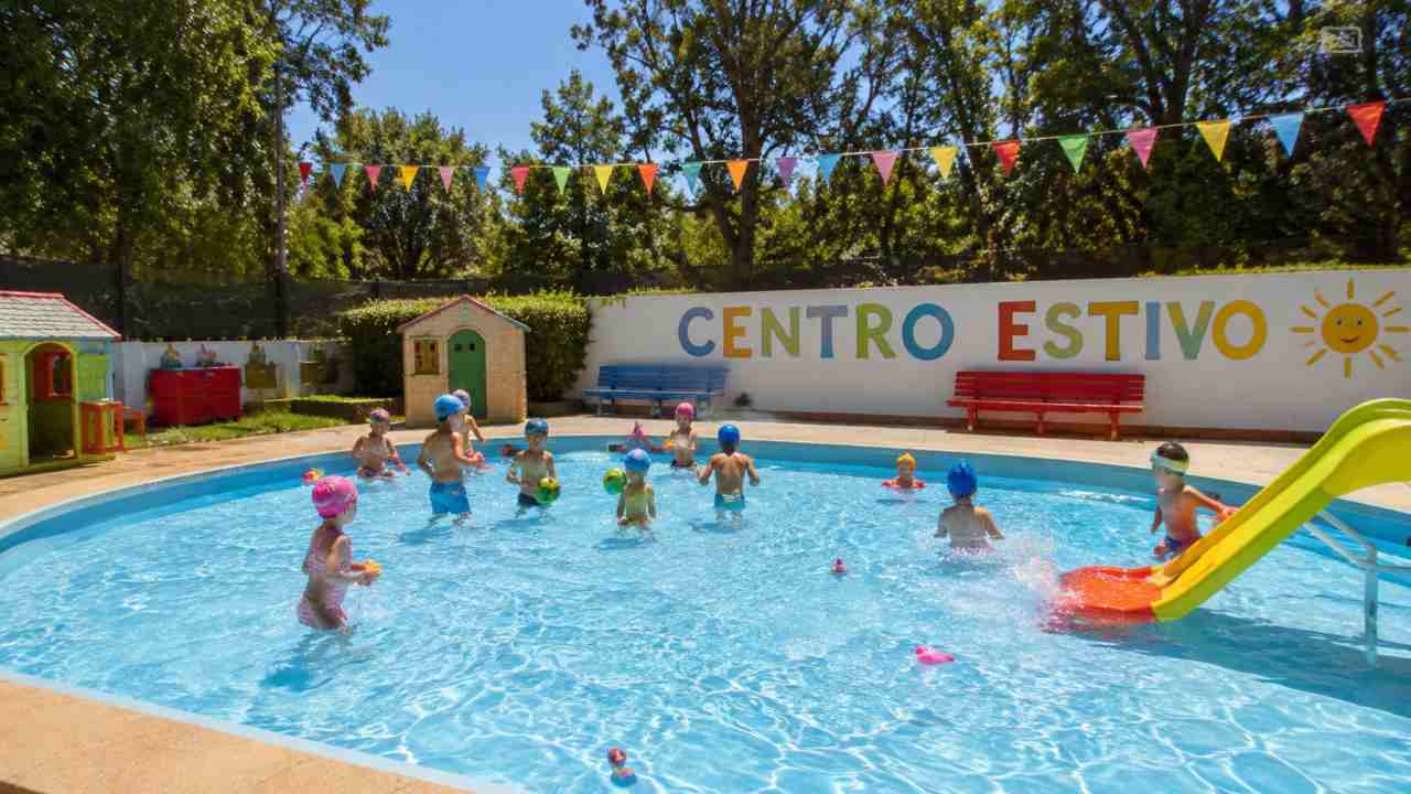 Piscina in centro estivo per bambini