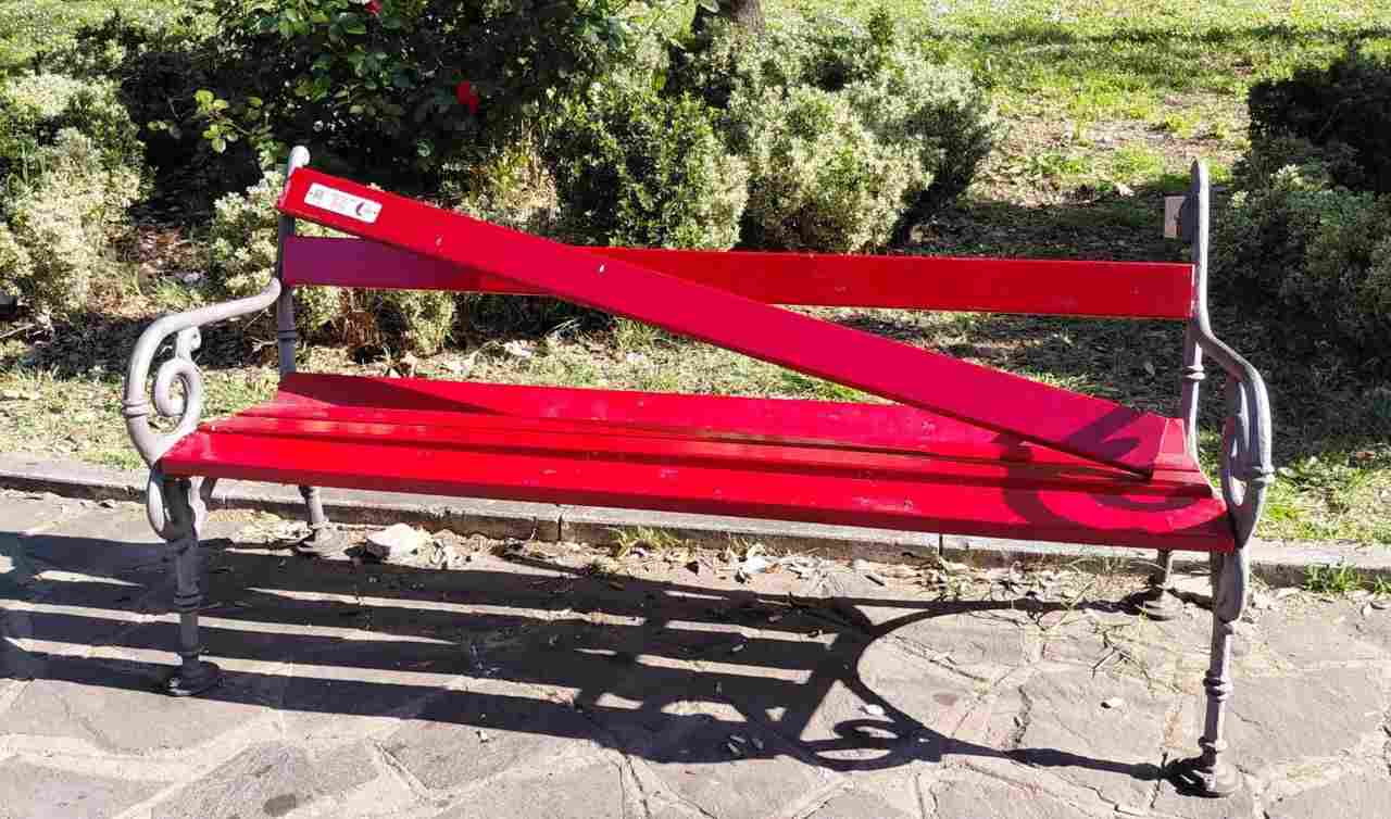 Panchina rossa in memoria di Pamela Mastropietro, vandalizzata a Piazza Re di Roma