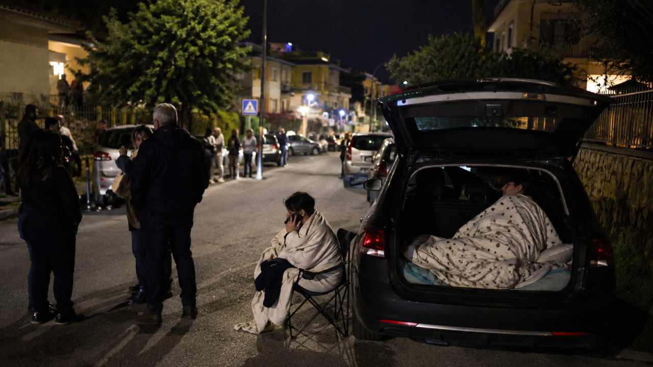 Persone in strada, spaventate dalla scossa di terremoto