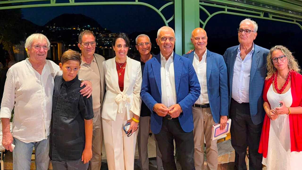 Ravello, l'Alice nell'hotel delle Meraviglie, al centro Iolanda Mansi, general Manager Hotel Caruso e Alfonso Pecoraro Scanio