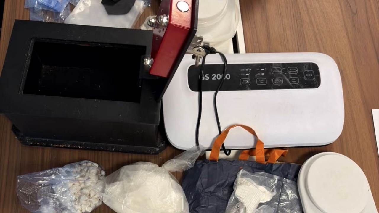 Il materiale sequestrato dalla Polizia
