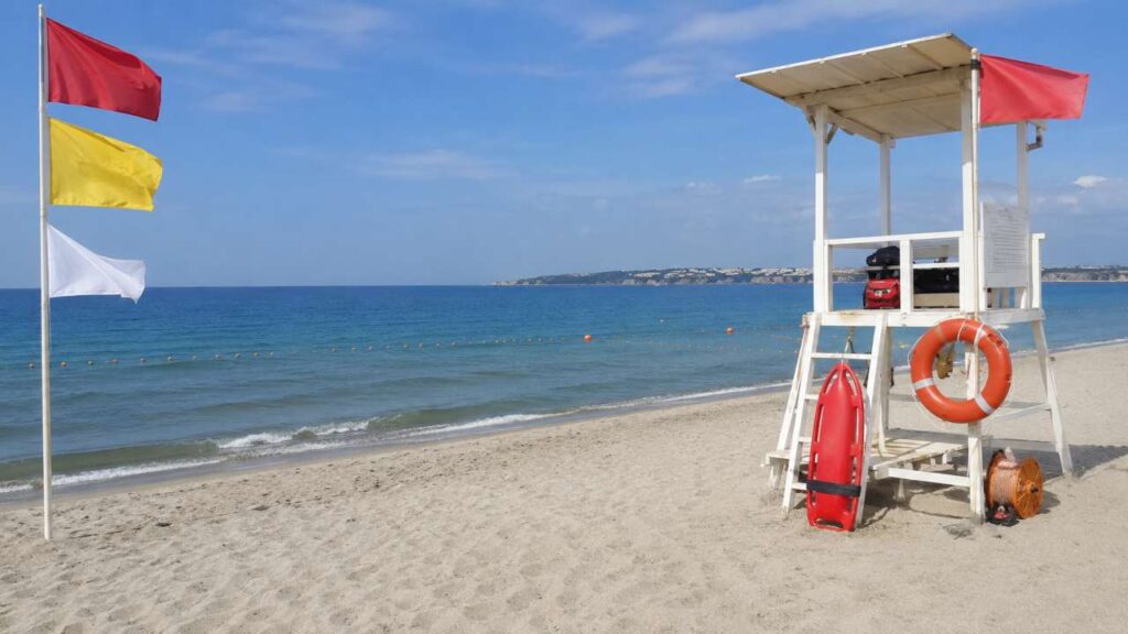 Spiaggia con mezzi di salvataggio