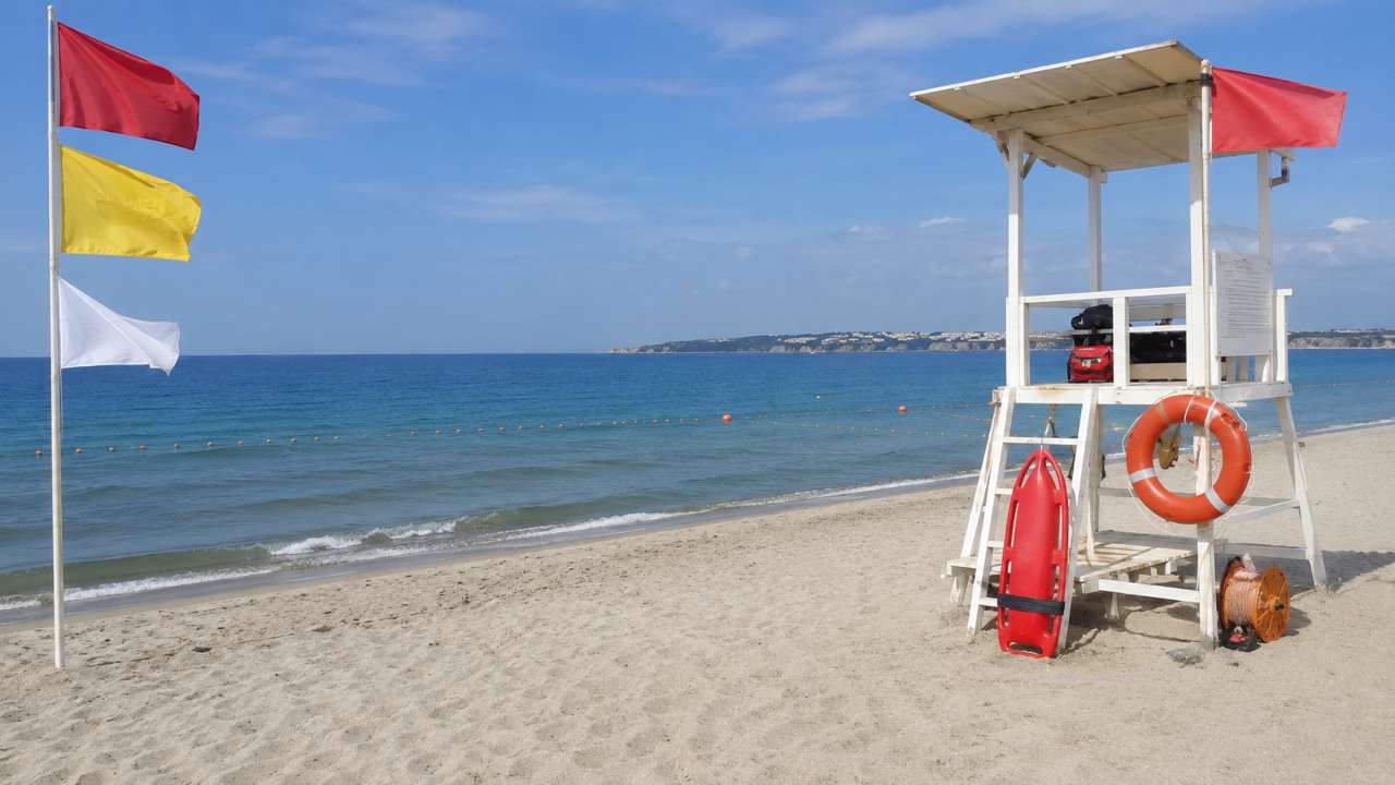 Spiaggia con mezzi di salvataggio