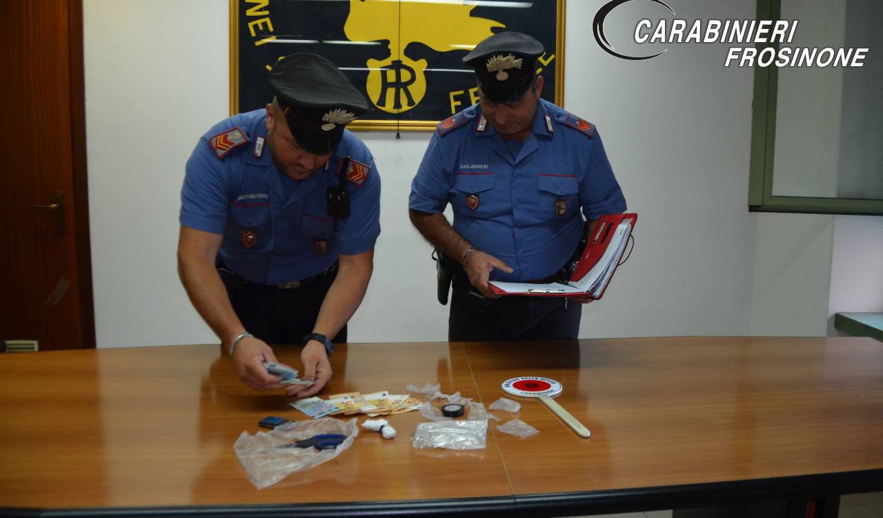 Carabinieri con il materiale sequestrato