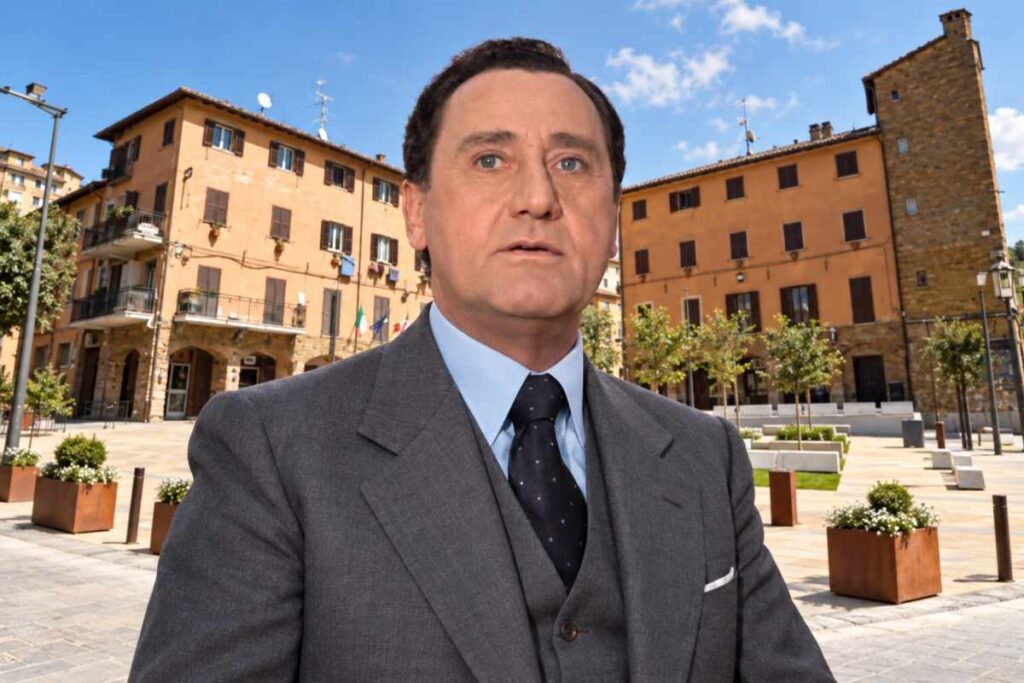 Alberto Sordi, sullo sfondo Piazza della Repubblica, foto Pasquazi