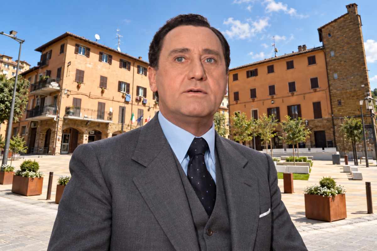 Alberto Sordi, sullo sfondo Piazza della Repubblica, foto Pasquazi