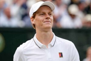 Jannik Sinner sorridente a Wimbledon